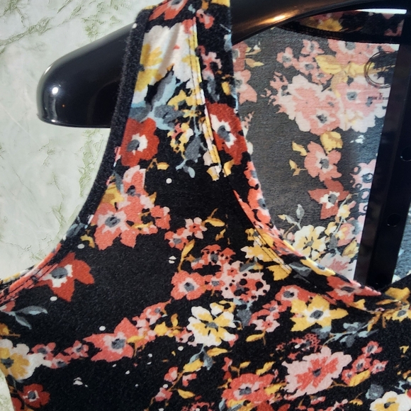 Maurices 24/7 Pretty Floral Vneck Tank - Picture 3 of 10